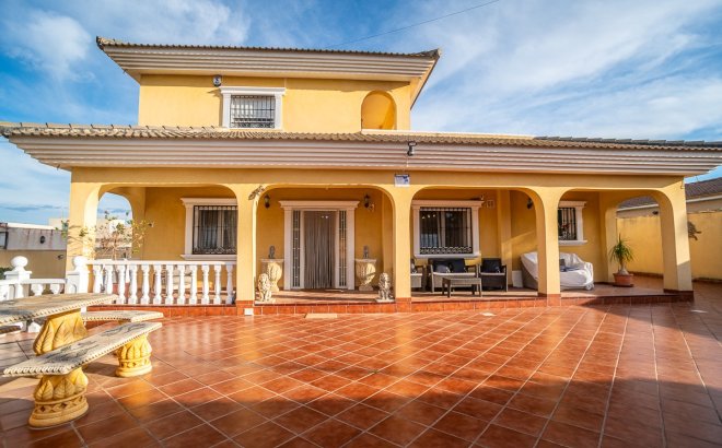 Resale - Villa -
Torrevieja - Costa Blanca