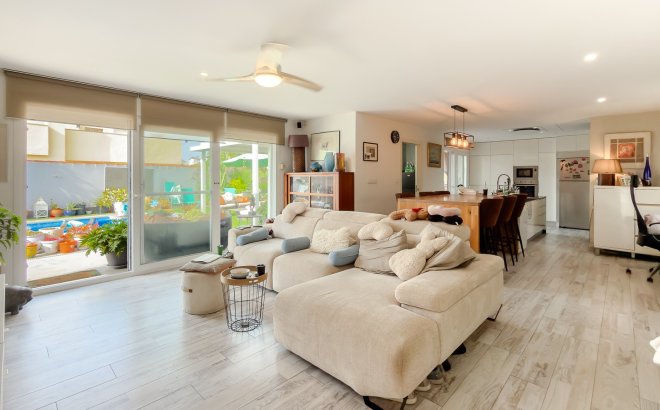 Resale - Villa -
Torrevieja - Costa Blanca