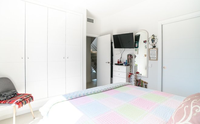 Resale - Villa -
Pilar de la Horadada - Costa Blanca
