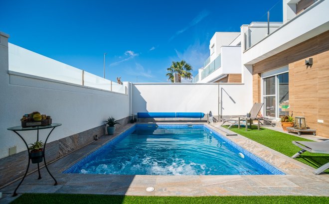Resale - Villa -
Pilar de la Horadada - Costa Blanca