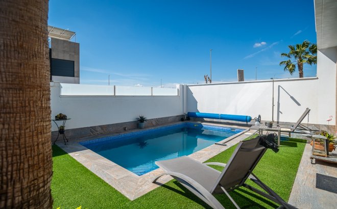 Resale - Villa -
Pilar de la Horadada - Costa Blanca