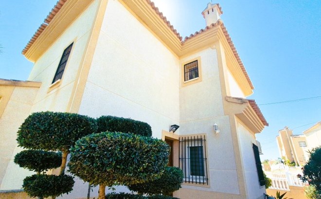 Resale - Villa -
Villamartin - Costa Blanca