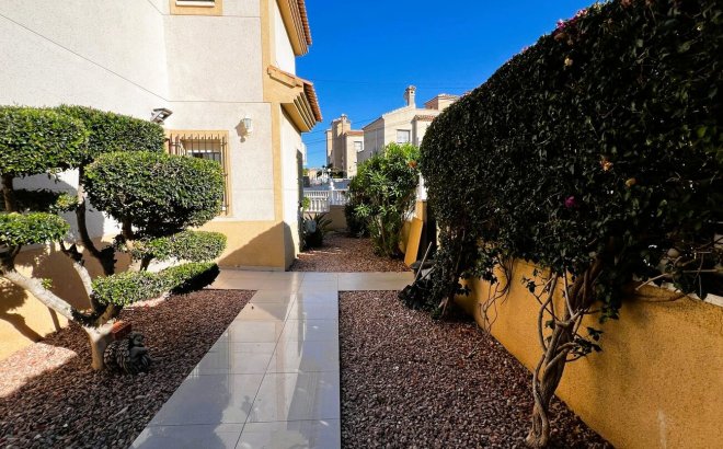 Resale - Villa -
Villamartin - Costa Blanca