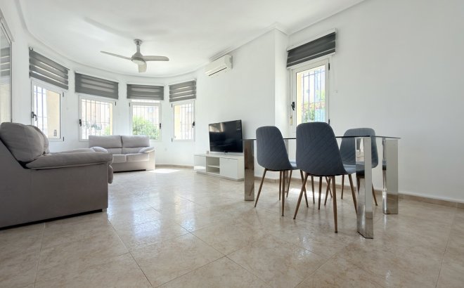 Resale - Villa -
Villamartin - Costa Blanca