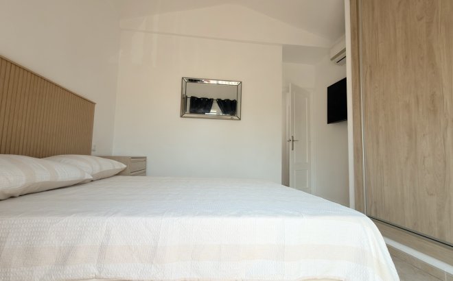 Resale - Villa -
Villamartin - Costa Blanca