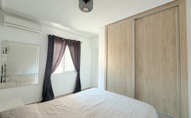 Resale - Villa -
Villamartin - Costa Blanca