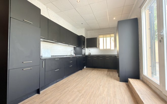 Resale - Villa -
Villamartin - Costa Blanca