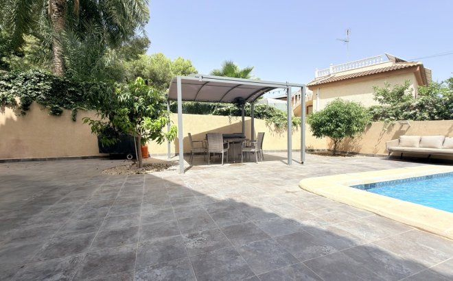 Resale - Villa -
Villamartin - Costa Blanca