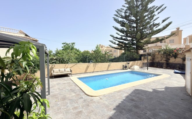 Resale - Villa -
Villamartin - Costa Blanca
