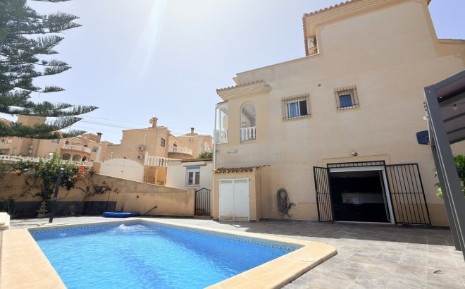 Resale - Villa -
Villamartin - Costa Blanca
