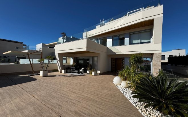 Resale - Villa -
Orihuela Costa - Campoamor