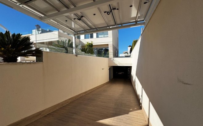 Resale - Villa -
Orihuela Costa - Campoamor