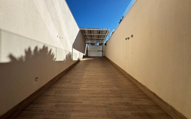 Resale - Villa -
Orihuela Costa - Campoamor