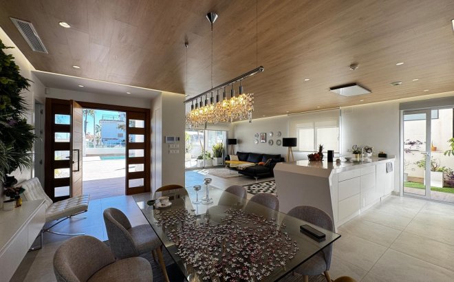 Resale - Villa -
Orihuela Costa - Campoamor