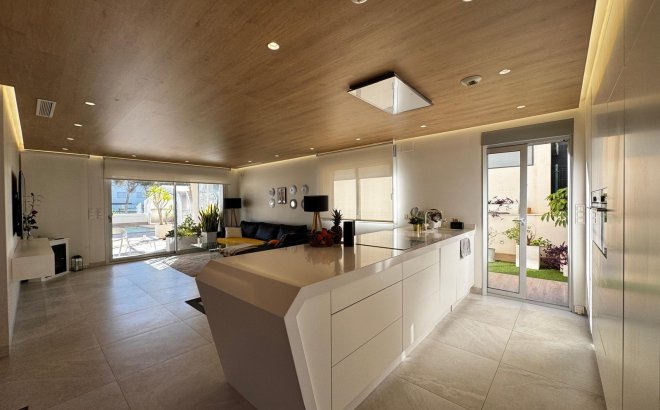 Resale - Villa -
Orihuela Costa - Campoamor