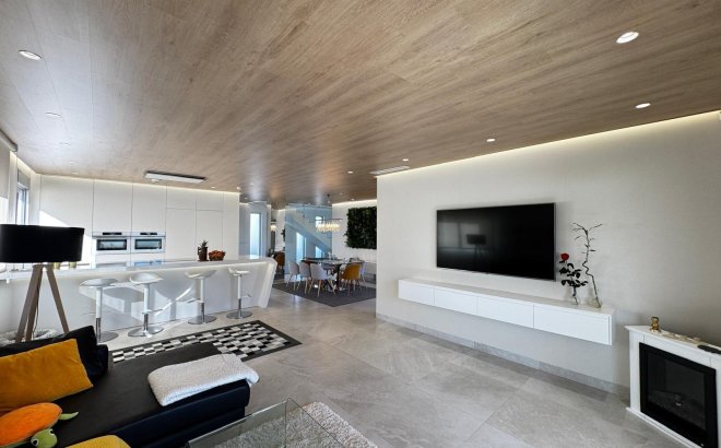 Resale - Villa -
Orihuela Costa - Campoamor