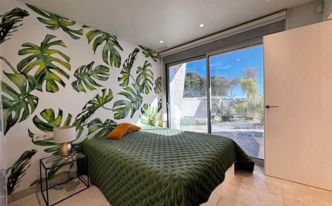 Resale - Villa -
Orihuela Costa - Campoamor