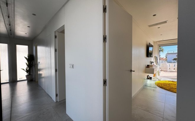 Resale - Villa -
Orihuela Costa - Campoamor