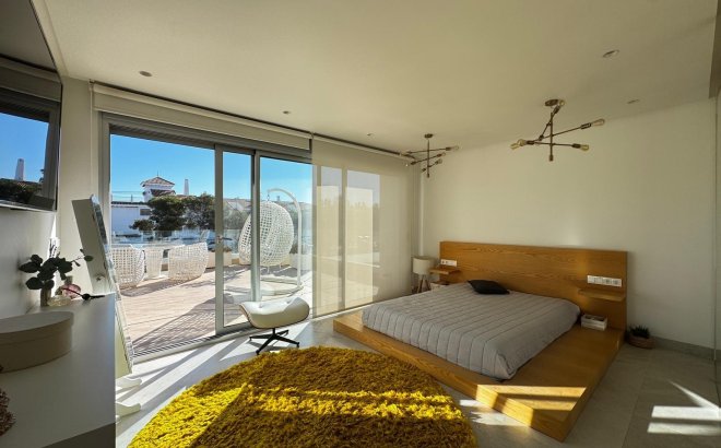 Resale - Villa -
Orihuela Costa - Campoamor