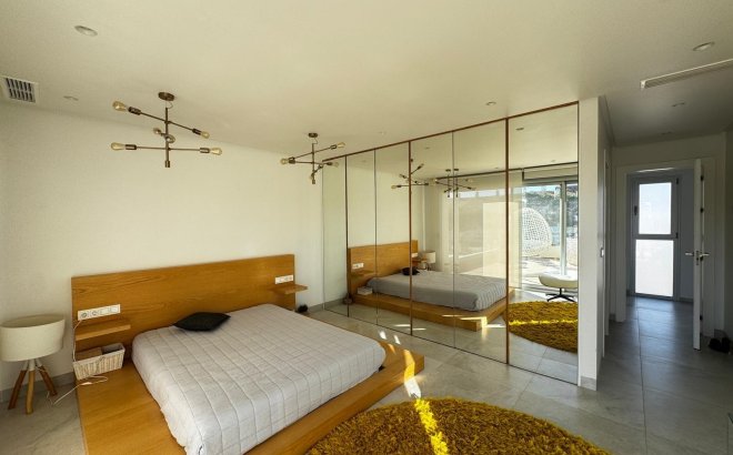 Resale - Villa -
Orihuela Costa - Campoamor