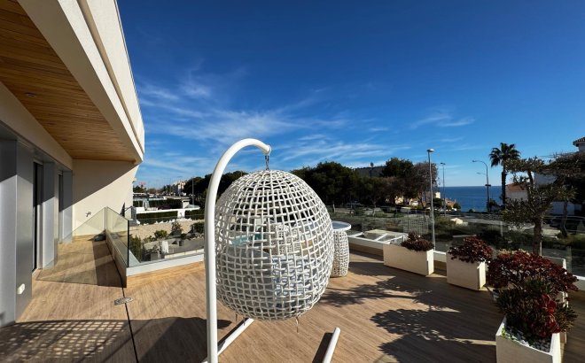 Resale - Villa -
Orihuela Costa - Campoamor