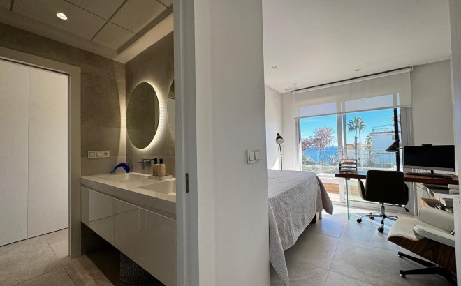Resale - Villa -
Orihuela Costa - Campoamor