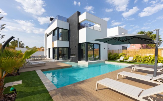 Resale - Villa -
Torrevieja - Torreta Florida