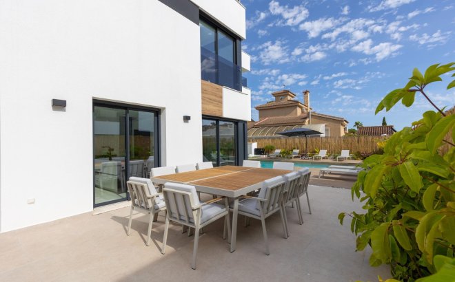 Resale - Villa -
Torrevieja - Torreta Florida