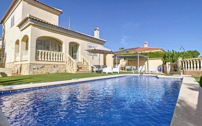 Resale - Villa -
Pinar de Campoverde - Inland