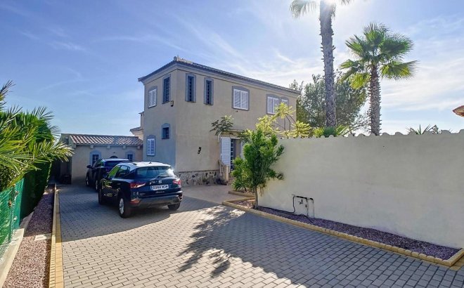 Resale - Villa -
Pinar de Campoverde - Inland