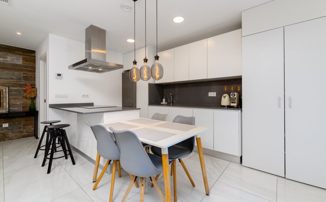 Herverkoop - Town House -
Villamartin - Costa Blanca