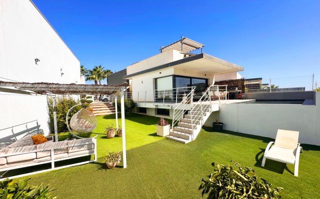 Resale - Villa -
San Miguel de Salinas - Inland