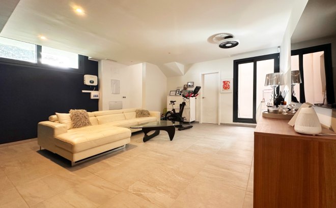 Resale - Villa -
San Miguel de Salinas - Inland