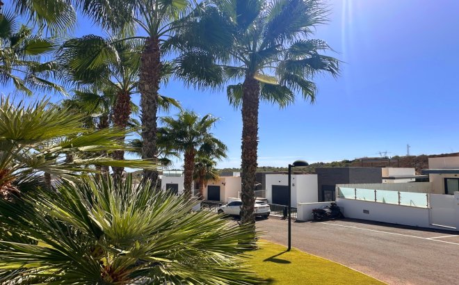 Resale - Villa -
San Miguel de Salinas - Inland