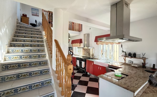 Resale - Villa -
Villamartin - Costa Blanca