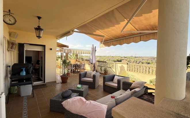 Resale - Villa -
Villamartin - Costa Blanca
