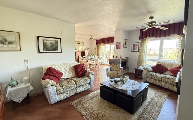 Resale - Villa -
Villamartin - Costa Blanca