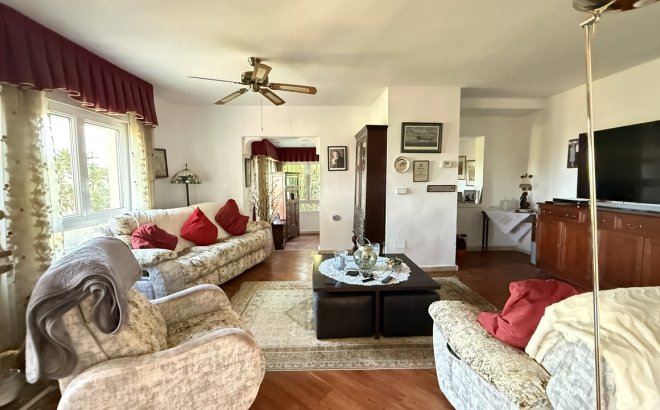 Resale - Villa -
Villamartin - Costa Blanca