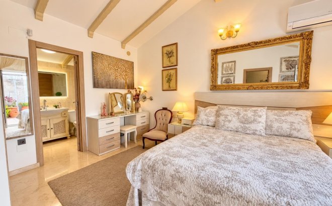 Resale - Villa -
Orihuela Costa - Costa Blanca