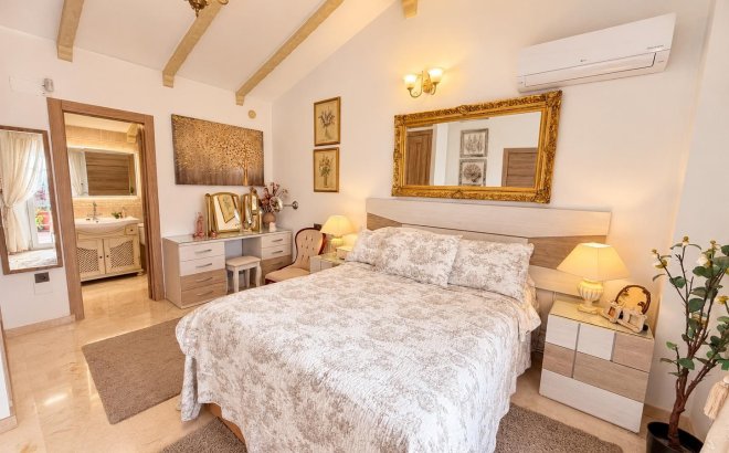 Resale - Villa -
Orihuela Costa - Costa Blanca