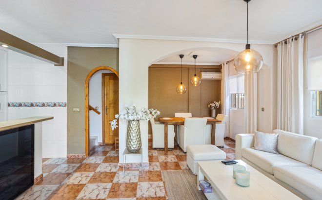 Herverkoop - Semi Detached -
Lomas de Caboroig