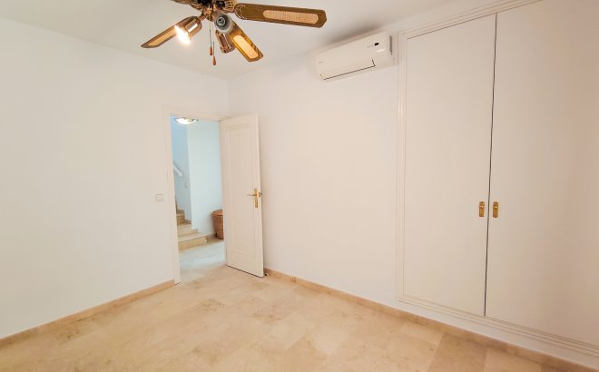 Revente - Villa -
Villamartin - Costa Blanca
