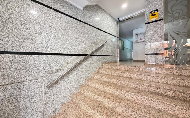 Revente - Appartement -
Torrevieja - Las Piscinas Naturales