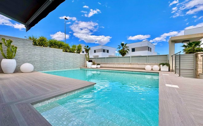 Resale - Villa -
San Miguel de Salinas - Bellavista