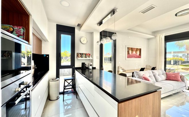 Herverkoop - Villa -
Orihuela Costa - Lomas de Cabo Roig