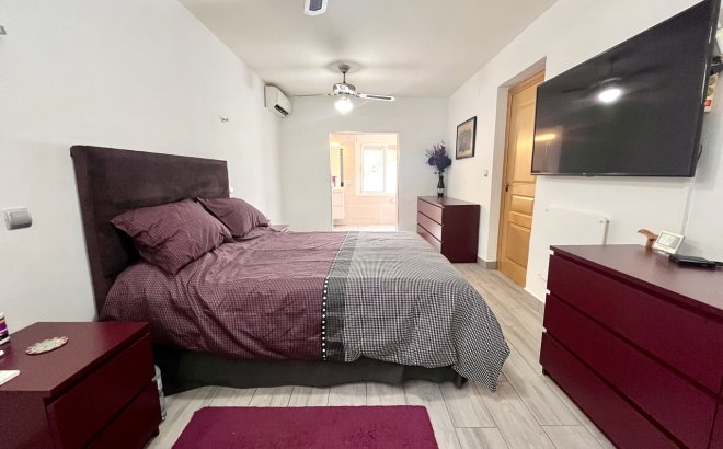 Resale - Villa -
Pinar de Campoverde - Inland