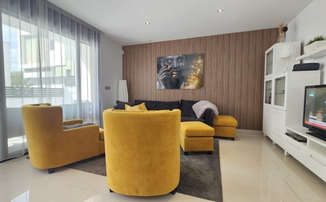 Resale - Villa -
Villamartin - Costa Blanca