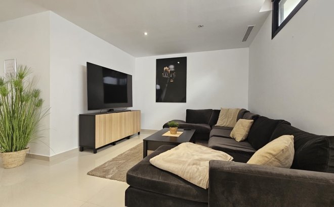 Resale - Villa -
Villamartin - Costa Blanca