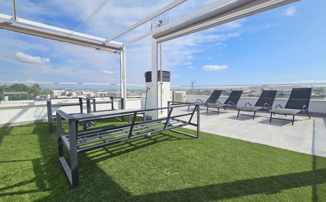 Resale - Villa -
Villamartin - Costa Blanca