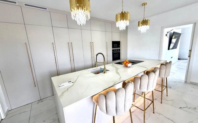 Resale - Villa -
Villamartin - Costa Blanca